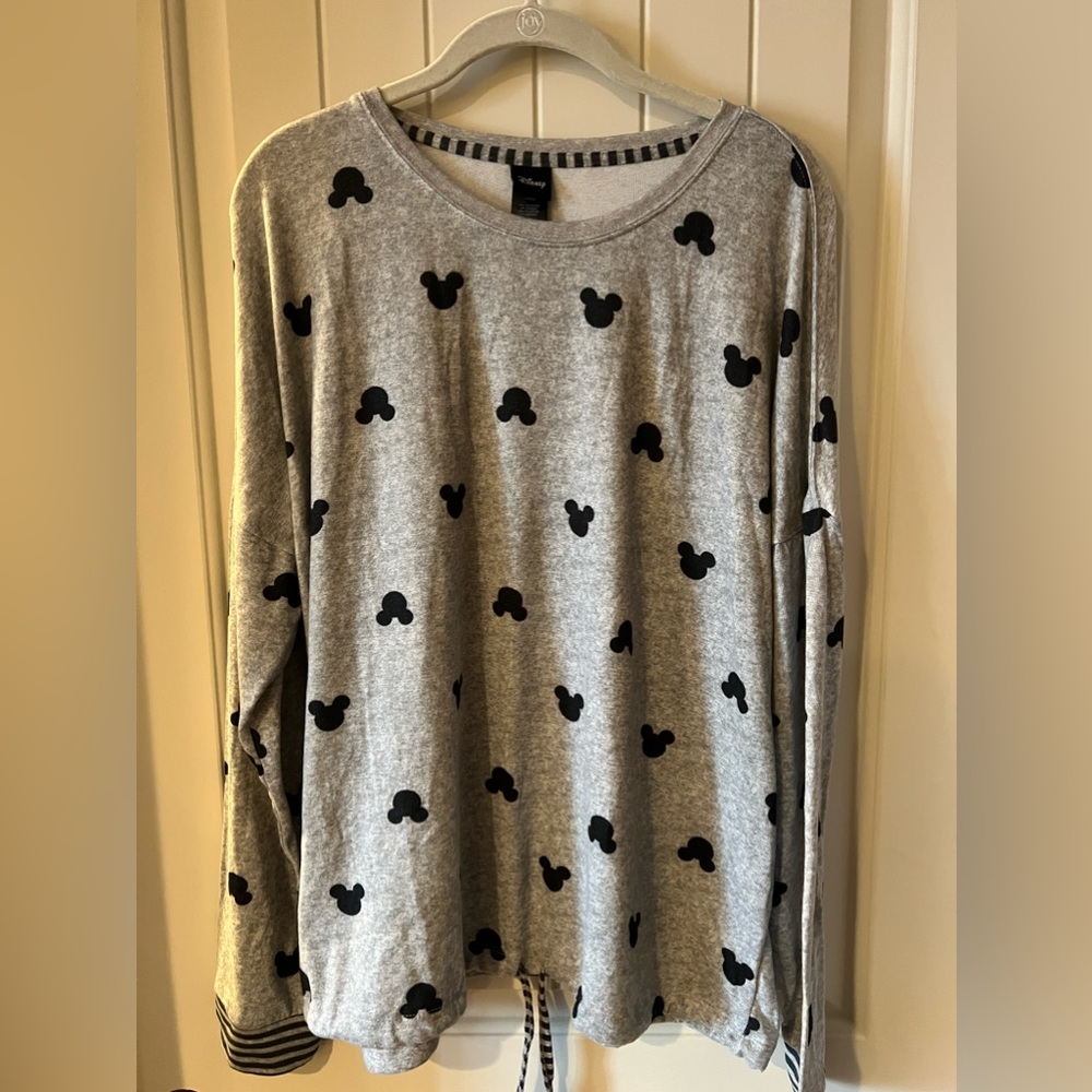 Brand new without tags Mickey lounge top.